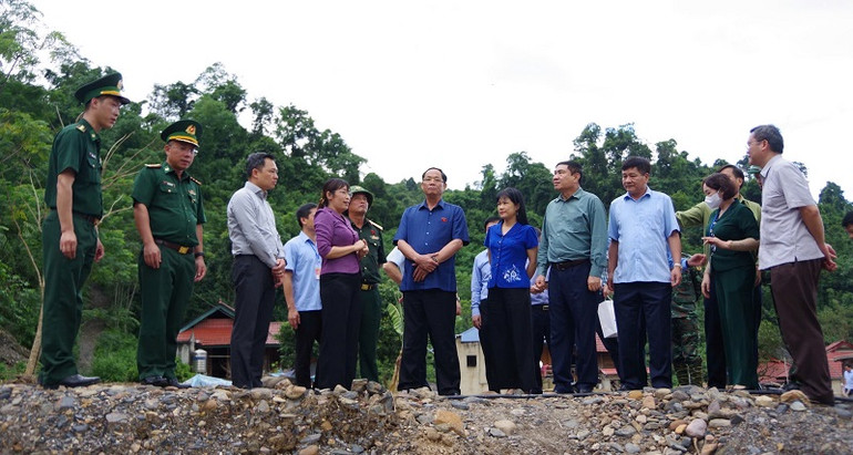 Đồng chí Trần Quang Phương, Ủy viên Trung ương Đảng, Phó Chủ tịch Quốc hội cùng đoàn công tác kiểm tra tiến độ khắc phục hậu quả lũ quét tại xã Mường Pồn, huyện Điện Biên.