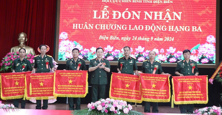 Trung tướng Khuất Việt Dũng, Phó Chủ tịch Trung ương Hội Cựu Chiến binh Việt Nam trao Cờ của Trung ương Hội Cựu Chiến binh Việt Nam tặng các tập thể có thành tích xuất sắc trong phong trào thi đua "Cựu chiến binh gương mẫu", giai đoạn 2029-2024.