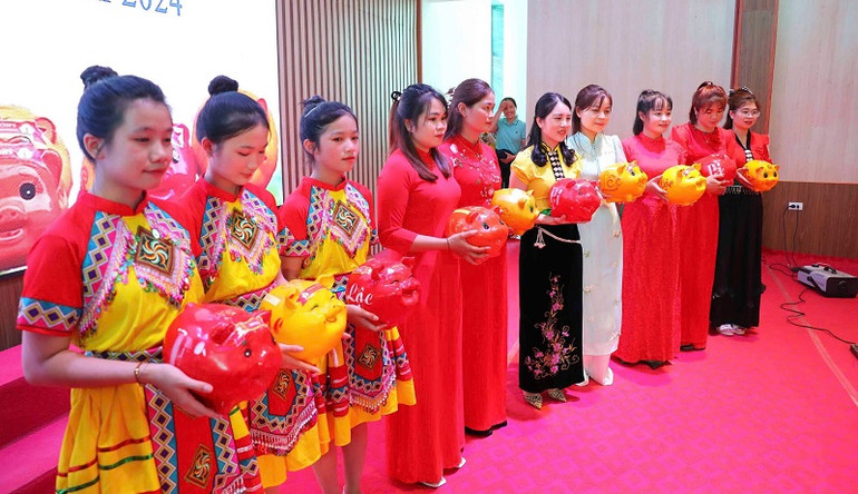 Giáo viên, học sinh huyện Nậm Pồ hào hứng tham gia Ngày hội "Mổ lợn tiết kiệm".