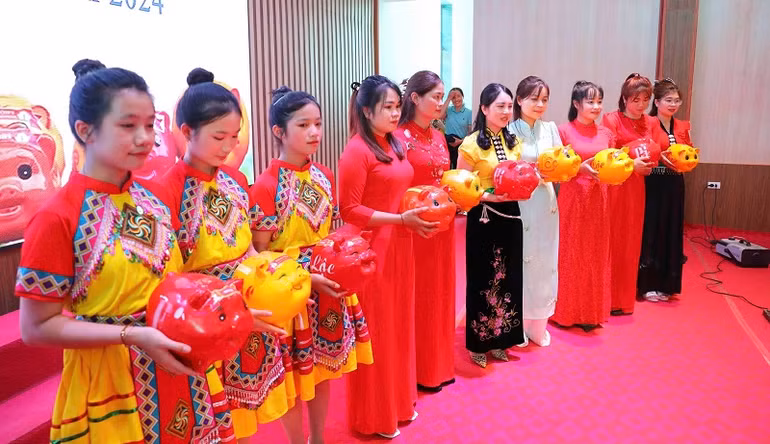 Giáo viên, học sinh huyện Nậm Pồ hào hứng tham gia Ngày hội "Mổ lợn tiết kiệm". Giáo viên, học sinh huyện Nậm Pồ hào hứng tham gia Ngày hội "Mổ lợn tiết kiệm".