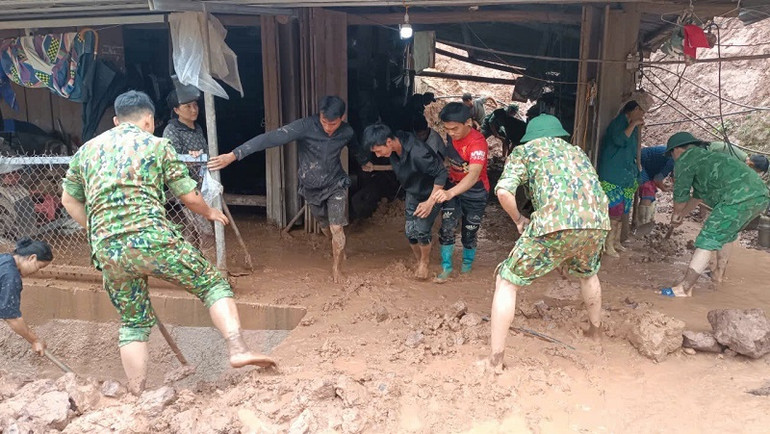 Cán bộ, chiến sĩ Đồn Biên phòng Nà Bủng và nhân dân trong xã chung tay khắc phục ảnh hưởng mưa bão.