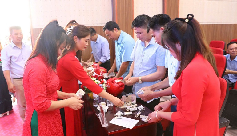 Đông đảo cán bộ, viên chức huyện Nậm Pồ tham gia ủng hộ trong ngày hội "Mổ lợn tiết kiệm" ở Nậm Pồ.