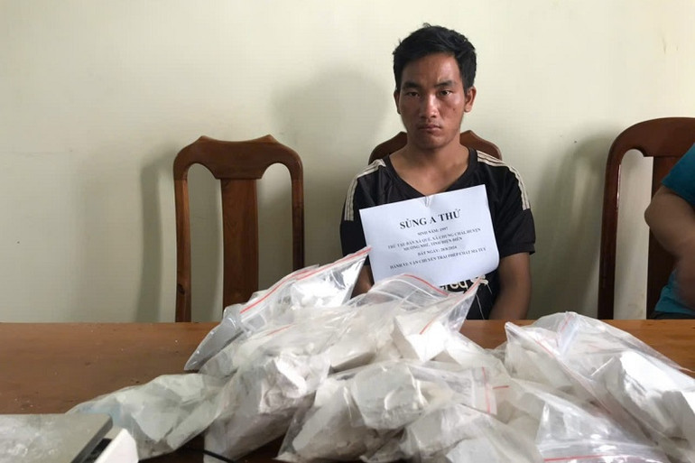 Đối tượng Sùng A Thử cùng tang vật khi bị công an Điện Biên bắt giữ.