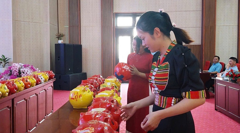 Học sinh ủng hộ tiết kiệm nuôi lợn đất để quyên góp giúp các hoàn cảnh khó khăn tại Nậm Pồ.