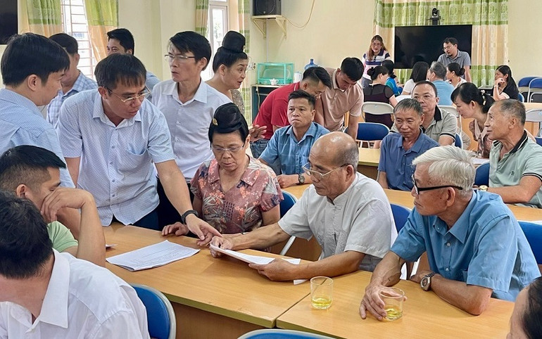 Đồng chí Nguyễn Quang Hưng (người đứng giữa), Chủ tịch Ủy ban nhân dân thành phố Điện Biên Phủ giải đáp các chế độ, chính sách để ông Lường Văn Úy cùng các hộ dân ở phường Noong Bua hiểu rõ, đồng thuận.