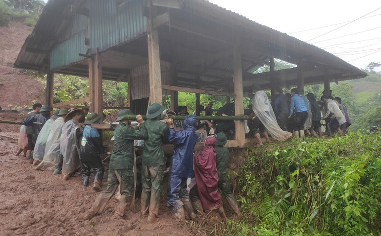 Cán bộ, chiến sĩ Đồn Biên phòng Na Cô Sa (Bộ Chỉ huy Bộ đội Biên phòng tỉnh Điện Biên) giúp người dân bản Na Cô Sa 4, xã Na Cô Sa di dời nhà khỏi khu vực nguy hiểm trước khi cơn bão số 3 đổ vào nước ta.