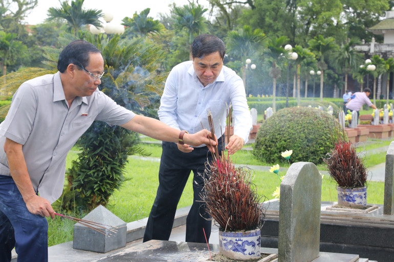 Đồng chí Trần Quang Phương cùng đồng chí Trần Quốc Cường, Bí thư Tỉnh ủy Điện Biên thắp hương trên phần mộ liệt sĩ trong Nghĩa trang liệt sĩ A1. Đồng chí Trần Quang Phương cùng đồng chí Trần Quốc Cường, Bí thư Tỉnh ủy Điện Biên thắp hương trên phần mộ liệt sĩ trong Nghĩa trang liệt sĩ A1.