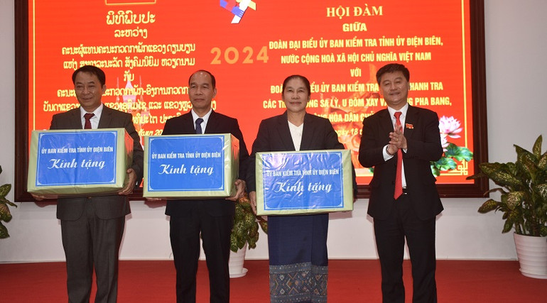 Đồng chí Nguyễn Sỹ Quân, Chủ nhiệm Ủy ban Kiểm tra Tỉnh ủy Điện Biên trao quà tặng đoàn công tác 3 tỉnh Bắc Lào. Đồng chí Nguyễn Sỹ Quân, Chủ nhiệm Ủy ban Kiểm tra Tỉnh ủy Điện Biên trao quà tặng đoàn công tác 3 tỉnh Bắc Lào.