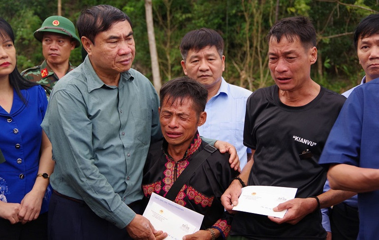 Đồng chí Trần Quốc Cường, Ủy viên Trung ương Đảng, Bí thư Tỉnh ủy Điện Biên động viên người dân vùng lũ quét tại Điện Biên.