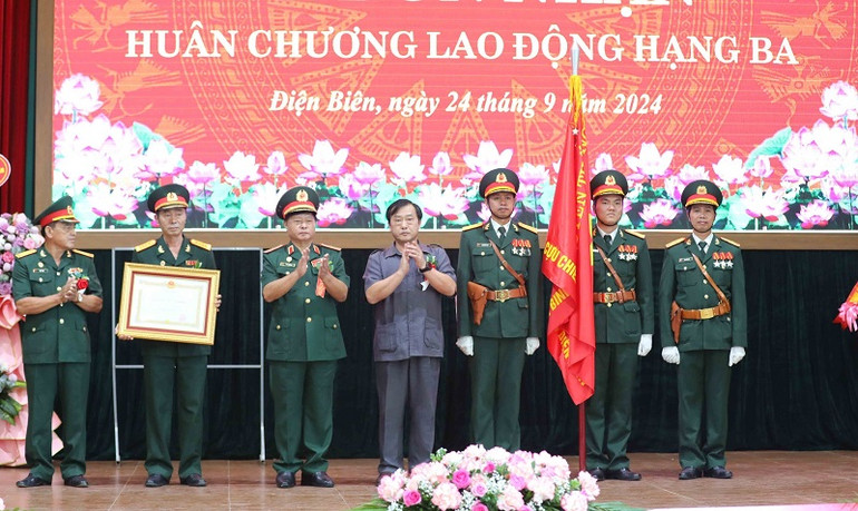 Thừa ủy quyền Chủ tịch nước, đồng chí Vừ A Bằng, Phó Chủ tịch Ủy ban nhân dân tỉnh Điện Biên trao Huân chương Lao động hạng Ba cho tập thể Hội Cựu chiến binh tỉnh Điện Biên.