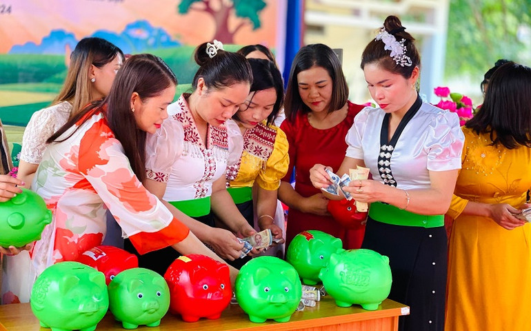 Các cô giáo Trường mầm non, tiểu học, trung học cơ sở ở xã Si Pa Phìn hưởng ứng phong trào "2 nghìn đồng mỗi ngày cho giáo dục" tại Lễ khai giảng chào năm học mới 2024-2025.