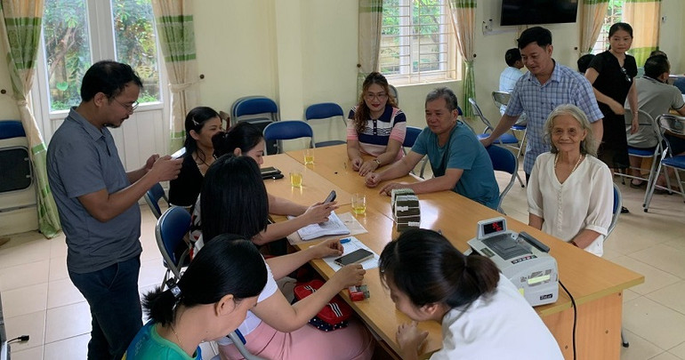 Nhân dân trên địa bàn thành phố Điện Biên Phủ nhận tiền bồi thường giải phóng mặt bằng trước sự chứng kiến của đại diện các phòng, ban và chính quyền địa phương.