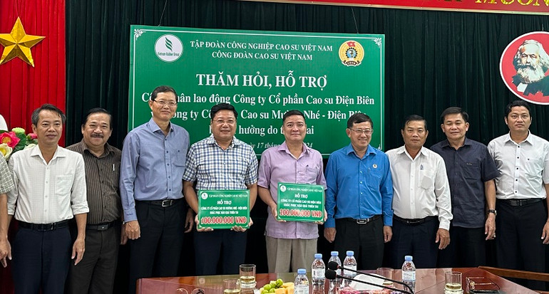 Đồng chí Hà Văn Khương, Phó Bí thư Thường trực Đảng ủy Tập đoàn Công nghiệp cao-su Việt Nam cùng các thành viên đoàn công tác trao kinh phí hỗ trợ 2 công ty tại Điện Biên khắc phục thiệt hại mưa lũ.