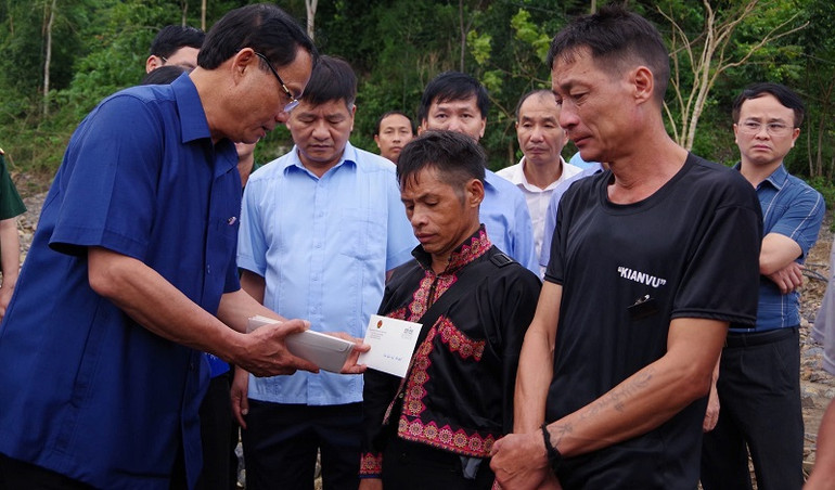 Đồng chí Trần Quang Phương, Ủy viên Trung ương Đảng, Phó Chủ tịch Quốc hội trao hỗ trợ các gia đình ở huyện Điện Biên bị thiệt hại do lũ quét.