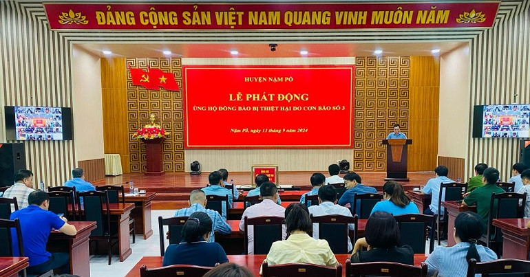 Đông đảo cán bộ, công chức, người lao động huyện Nậm Pồ dự lễ phát động và hưởng ứng lời kêu gọi ủng hộ nhân dân vùng bão lũ.