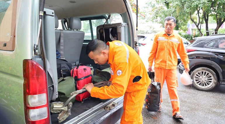 Thành viên Đội xung kích Công ty Điện lực Điện Biên chuẩn bị trang thiết bị về Hải Phòng khắc phục thiệt hại do bão.