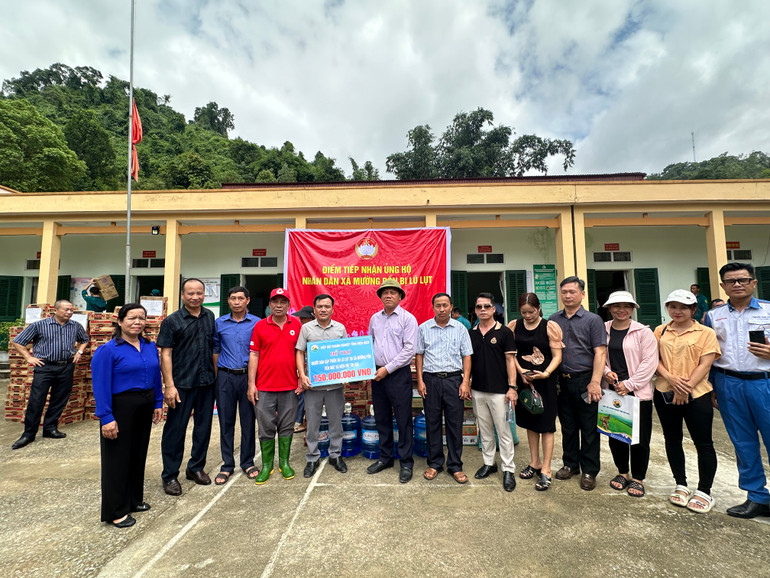 Lãnh đạo Hiệp hội Doanh nghiệp tỉnh Điện Biên cùng các doanh nghiệp thành viên Hiệp hội trao 150 triệu đồng (tiền mặt, nhu yếu phẩm) hỗ trợ người dân bị thiệt hại do lũ quét Mường Pồn ổn định cuộc sống.