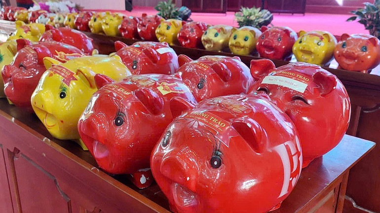 Những chú lợn đất tiết kiệm được "nuôi dưỡng" bằng sự sẻ chia của hàng nghìn tấm lòng sẽ góp phần nuôi hy vọng về tương lai cho giáo viên, học sinh hoàn cảnh khó khăn ở huyện Nậm Pồ.