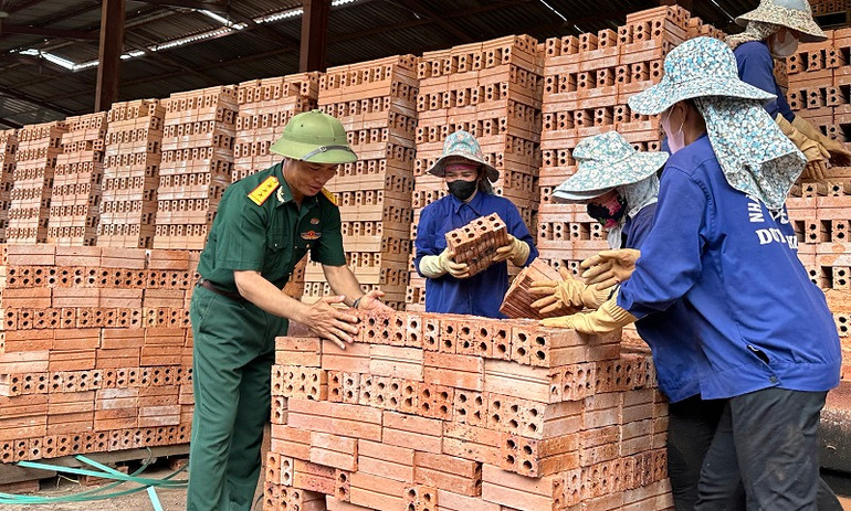 Cựu chiến binh Lưu Công Ruyên (đầu tiên bên trái) đã duy trì hiệu quả mô hình sản xuất gạch tuynel để tạo công ăn việc làm cho nhiều con, cháu hội viên hội cựu chiến binh tại Điện Biên.