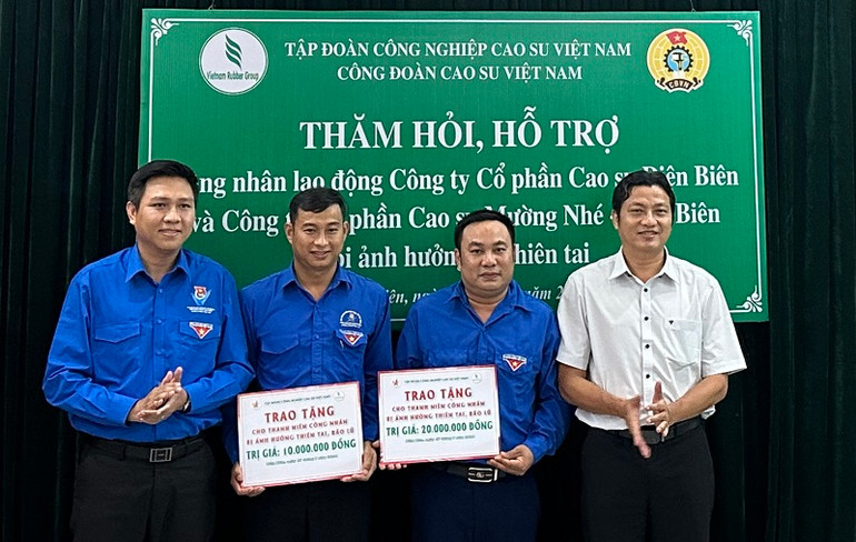 Đại diện Đoàn thanh niên, Hội Doanh nhân tập đoàn trao kinh phí hỗ trợ đoàn viên, thanh niên người lao động thuộc 2 công ty tại Điện Biên.