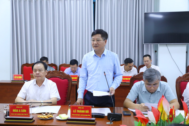 Đồng chí Lê Thành Đô, Chủ tịch Ủy ban nhân dân tỉnh Điện Biên báo cáo công tác phòng, chống và khắc phục hậu quả thiên tai tại tỉnh Điện Biên. Đồng chí Lê Thành Đô, Chủ tịch Ủy ban nhân dân tỉnh Điện Biên báo cáo công tác phòng, chống và khắc phục hậu quả thiên tai tại tỉnh Điện Biên.