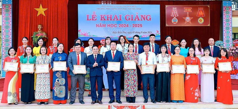 Đồng chí Nguyễn Văn Đoạt, Giám đốc Sở Giáo dục và Đào tạo tỉnh Điện Biên trao Giấy khen tặng các thầy, cô giáo Trường Phổ thông Dân tộc nội trú tỉnh đạt nhiều thành tích trong giảng dạy.