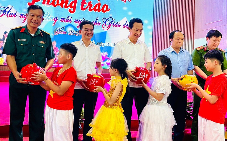 Các cháu học sinh đại diện các trường trong huyện Nậm Pồ trao lợn đất gửi các chú, các bác lãnh đạo Huyện ủy, Ủy ban nhân dân huyện Nậm Pồ "nuôi" tiết kiệm ủng hộ phong trào.