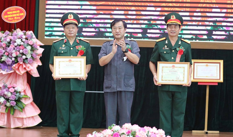 Đồng chí Vừ A Bằng, Phó Chủ tịch Ủy ban nhân dân tỉnh Điện Biên trao Bằng khen của Ủy ban nhân dân tỉnh Điện Biên tặng các tập thể đạt nhiều thành tích xuất sắc.