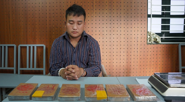 Đối tượng Vừ A Thơm và tang vật tại cơ quan Cảnh sát điều tra.