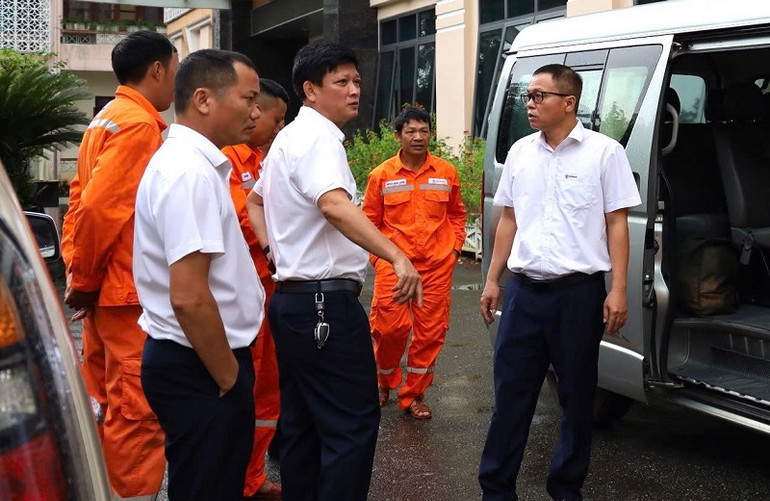 Các đồng chí lãnh đạo Công ty Điện lực Điện Biên động viên thành viên Đội xung kích trước khi lên đường thực hiện nhiệm vụ.