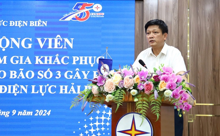 Ông Trần Đức Dũng, Giám đốc Công ty Điện lực Điện Biên căn dặn, giao nhiệm vụ cho thành viên Đội xung kích hỗ trợ khắc phục thiệt hại.