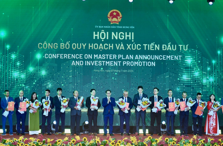 Lãnh đạo tỉnh Hưng Yên trao quyết định chấp thuận chủ trương đầu tư, thoả thuận hợp tác cho các doanh nghiệp, nhà đầu tư.