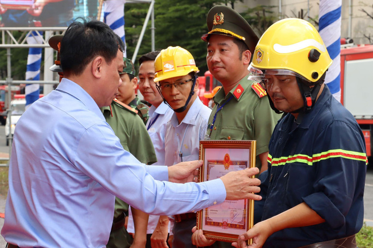 Lãnh đạo Ủy ban nhân dân tỉnh Đồng Nai tặng Bằng khen cho các tập thể.
