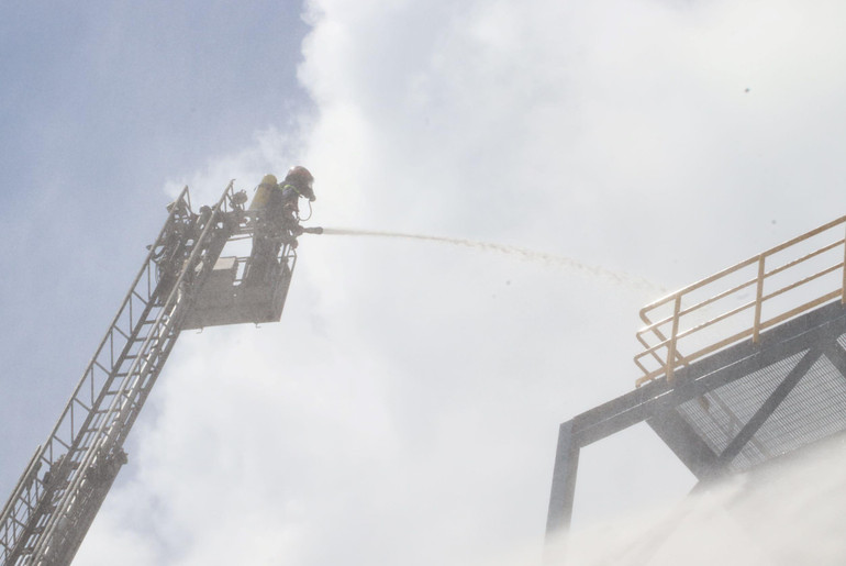 Lực lượng chữa cháy dập lửa từ trên xe thang.