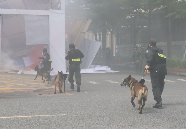 Chó nghiệp vụ được huy động để tìm kiếm nạn nhân bên trong nhà máy.