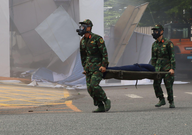 Lực lượng của Lữ đoàn 87 được huy động để đưa các nạn nhân bị nhiễm khí độc ra bên ngoài,