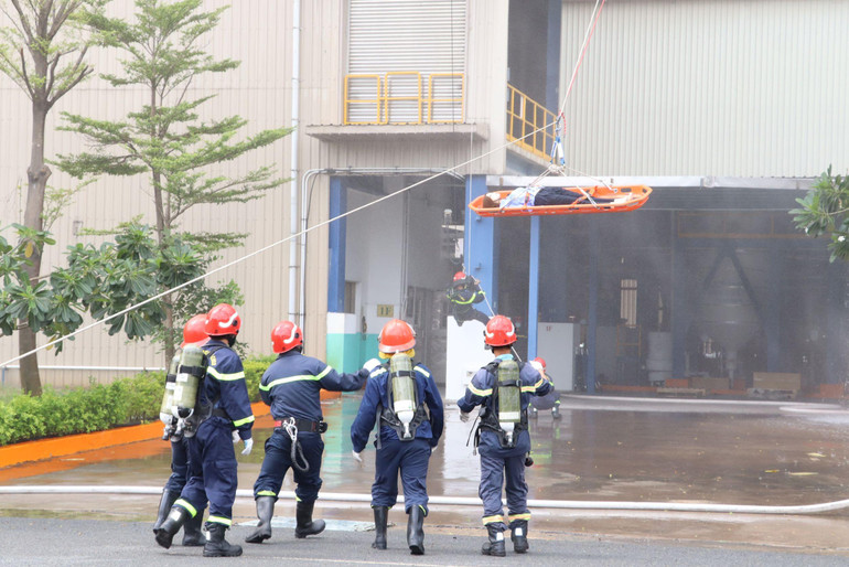 Dùng cầu dây nghiêng sử dụng cáng đưa người bị thương từ trên cao xuống khu vực an toàn.