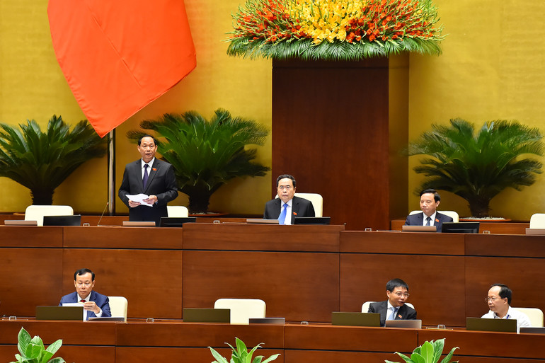 Phó Chủ tịch Quốc hội Trần Quang Phương điều hành phiên thảo luận của Quốc hội về dự thảo Luật Đường bộ.