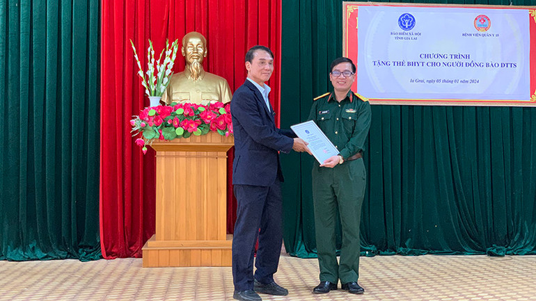 Lãnh đạo Bảo hiểm xã hội tỉnh Gia Lai trao thư cảm ơn tới đại diện Bệnh viện Quân y 175. Lãnh đạo Bảo hiểm xã hội tỉnh Gia Lai trao thư cảm ơn tới đại diện Bệnh viện Quân y 175.