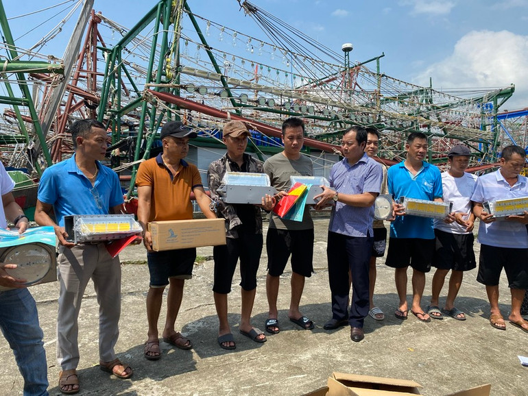 Trao quà tặng ngư dân chịu thiệt hại sau bão.