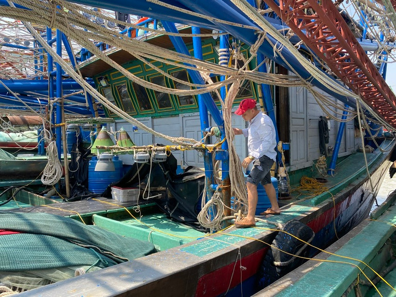 Ngư dân sửa chữa tàu sau bão.