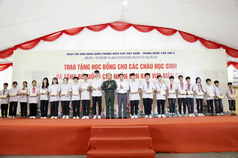 Trung tướng Nguyễn Anh Tuấn, Bí thư Đảng ủy, Chính ủy Bộ đội Biên Phòng, cùng lãnh đạo huyện Cao Lộc trao tặng học bổng cho các cháu học sinh.