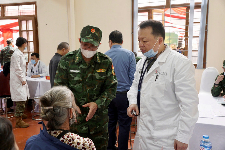 Bác sĩ quân y Trung Quốc và Việt Nam thăm khám cho nhân dân. Bác sĩ quân y Trung Quốc và Việt Nam thăm khám cho nhân dân.