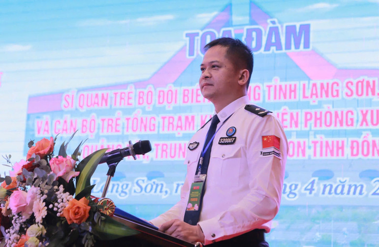 Đồng chí Thành Bằng, Phó Tổng Trạm trưởng, Trưởng Đoàn cán bộ trẻ Tổng trạm Kiểm tra Biên phòng xuất, nhập cảnh Quảng Tây (Trung Quốc).