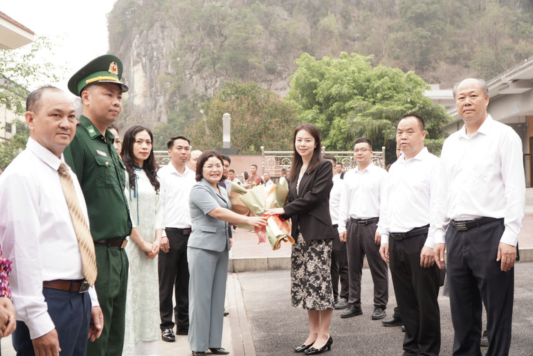 Đồng chí Bế Thị Vân, Phó Chủ tịch Ủy ban nhân dân huyện Văn Lãng đón, tặng hoa đồng chí Hoàng Sảng, Ủy viên Thường vụ Thành ủy Bằng Tường, Phó Thị trưởng thị Bằng Tường cùng Đoàn đại biểu khu xã Pò Chài dự chương trình giao lưu hai bên. Đồng chí Bế Thị Vân, Phó Chủ tịch Ủy ban nhân dân huyện Văn Lãng đón, tặng hoa đồng chí Hoàng Sảng, Ủy viên Thường vụ Thành ủy Bằng Tường, Phó Thị trưởng thị Bằng Tường cùng Đoàn đại biểu khu xã Pò Chài dự chương trình giao lưu hai bên.
