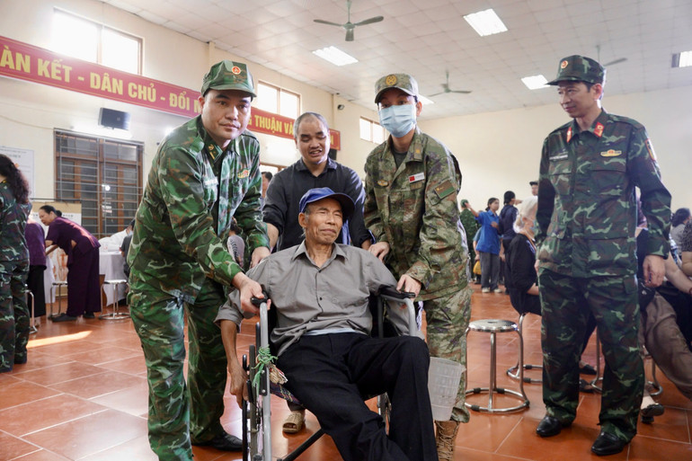 Lực lượng quân đội Việt Nam-Trung Quốc hỗ trợ người dân tới thăm khám. Lực lượng quân đội Việt Nam-Trung Quốc hỗ trợ người dân tới thăm khám.