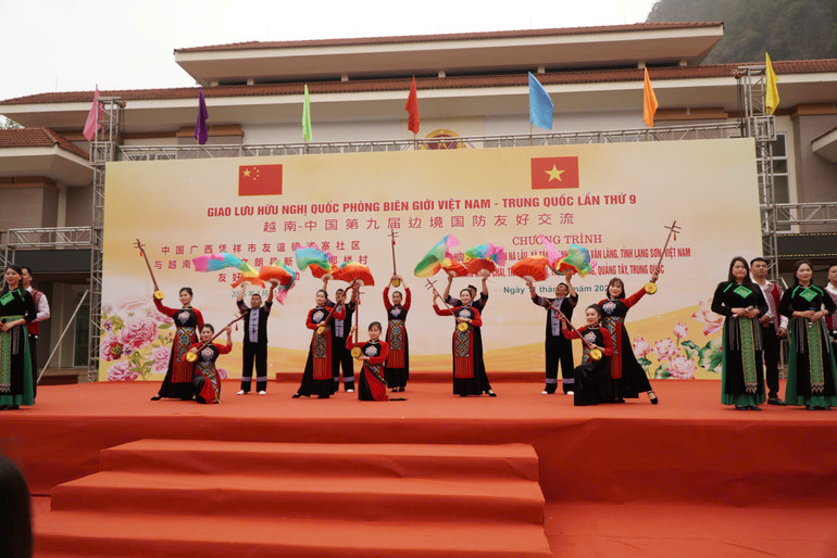 Tiết mục văn nghệ của đoàn Lạng Sơn. Tiết mục văn nghệ của đoàn Lạng Sơn.