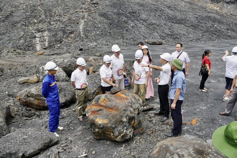 Các chuyên gia của UNESCO thẩm định các giá trị khảo cổ tại vùng trũng Na Dương, huyện Lộc Bình, tỉnh Lạng Sơn.