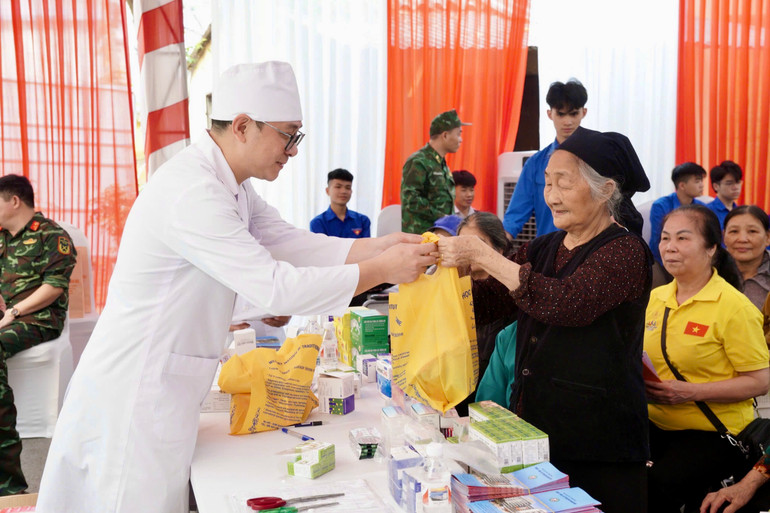 Các bác sĩ Quân y Việt Nam cấp phát thuốc miễn phí cho người dân biên giới. Các bác sĩ Quân y Việt Nam cấp phát thuốc miễn phí cho người dân biên giới.