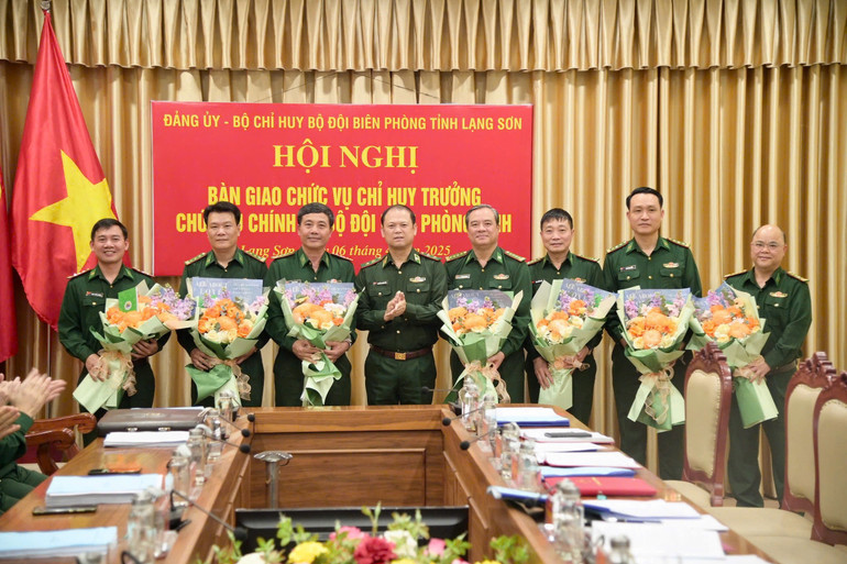 Trung tướng Nguyễn Anh Tuấn, Bí thư Đảng ủy, Chính ủy Bộ đội Biên phòng, tặng hoa chúc mừng các đồng chí nhận quyết định.